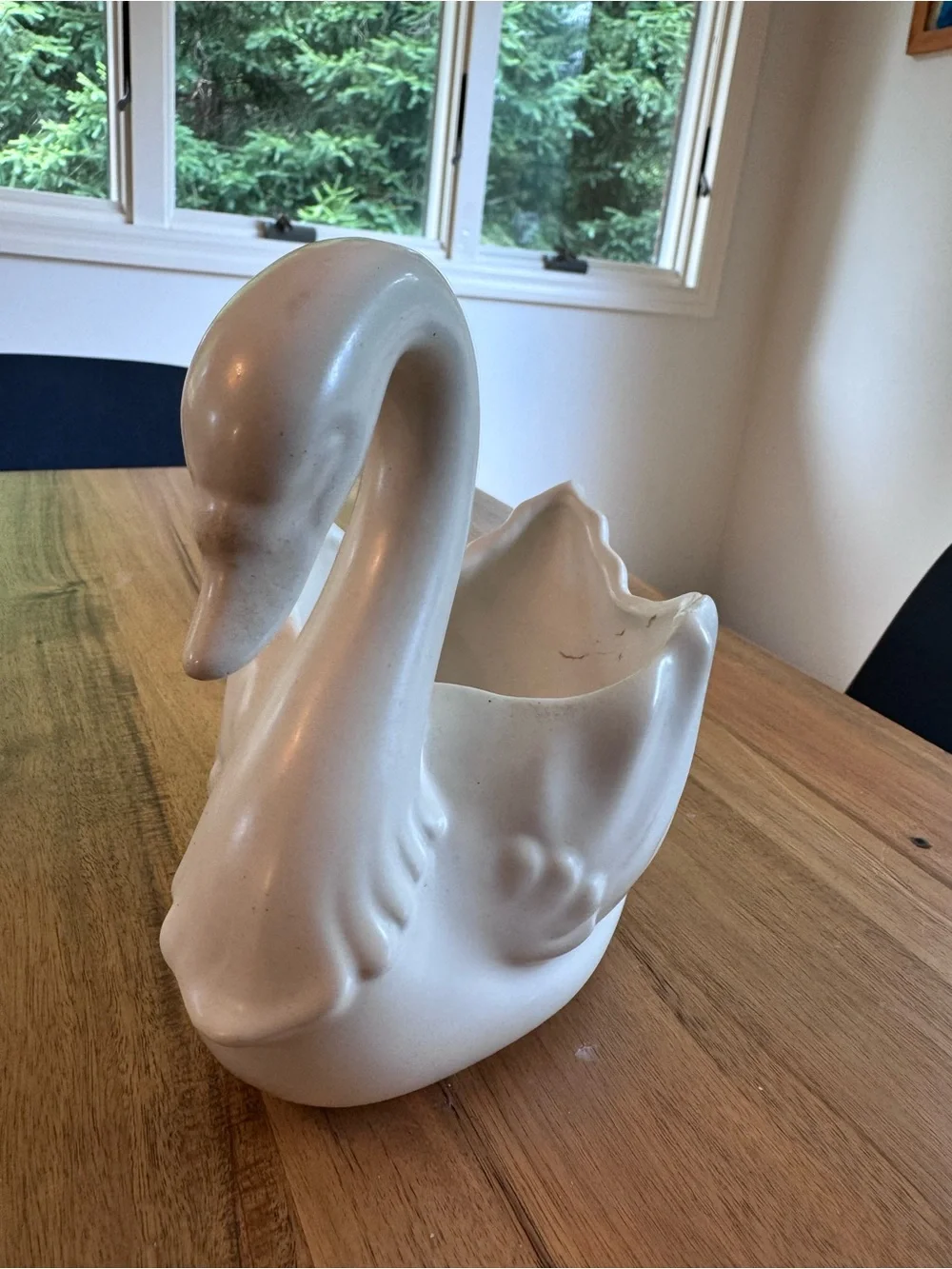 Vintage White Swan Planter / Vase  Ceramic ~9”x8”x5” Cottagecore farmhouse - Picture 2 of 8